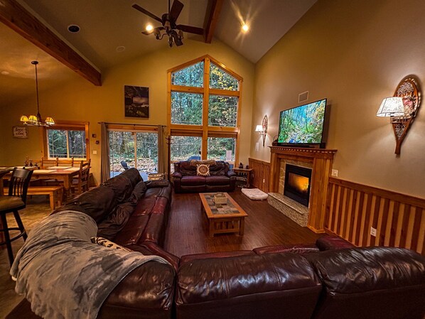 Smart TV, fireplace, DVD player, table football - The Cozy Pines - Pet-Friendly, Fireplace, Near Trails and Slopes (Mount Hood Village)