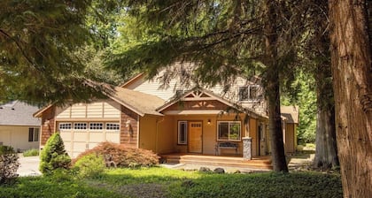 The Cozy Pines - Hot Tub, Pet-Friendly, Fireplace, Near Trails and Slopes