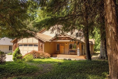 The Cozy Pines - Hot Tub, Pet-Friendly, Fireplace, Near Trails and Slopes
