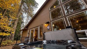 Bañera de hidromasaje al aire libre