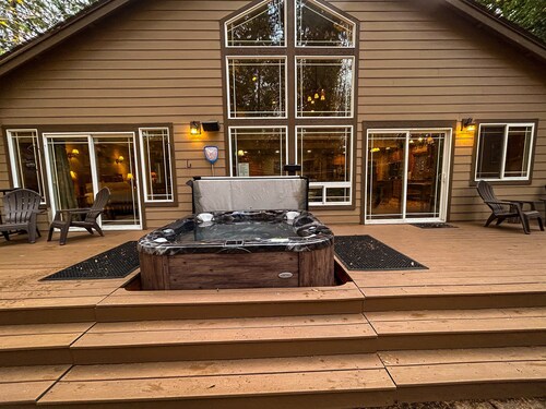 The Cozy Pines - Hot Tub, Pet-Friendly, Fireplace, Near Trails and Slopes