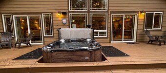 The Cozy Pines - Hot Tub, Pet-Friendly, Fireplace, Near Trails and Slopes