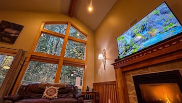 Una Smart TV, una chimenea, un reproductor de DVD, un futbolín