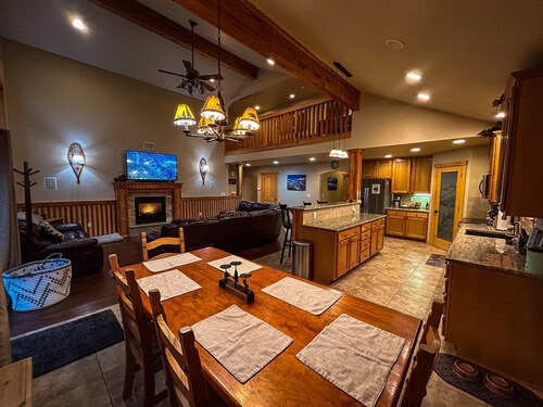 The Cozy Pines - Pet-Friendly, Fireplace, Near Trails and Slopes