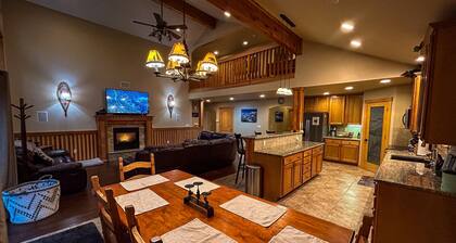 The Cozy Pines - Pet-Friendly, Fireplace, Near Trails and Slopes