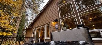 The Cozy Pines - Hot Tub, Pet-Friendly, Fireplace, Near Trails and Slopes