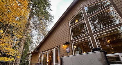 The Cozy Pines - Hot Tub, Pet-Friendly, Fireplace, Near Trails and Slopes