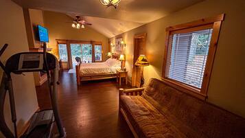 5 dormitorios, escritorio, tabla de planchar con plancha y cuna de viaje