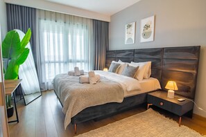 2 habitaciones, escritorio, tabla de planchar con plancha y wifi gratis 