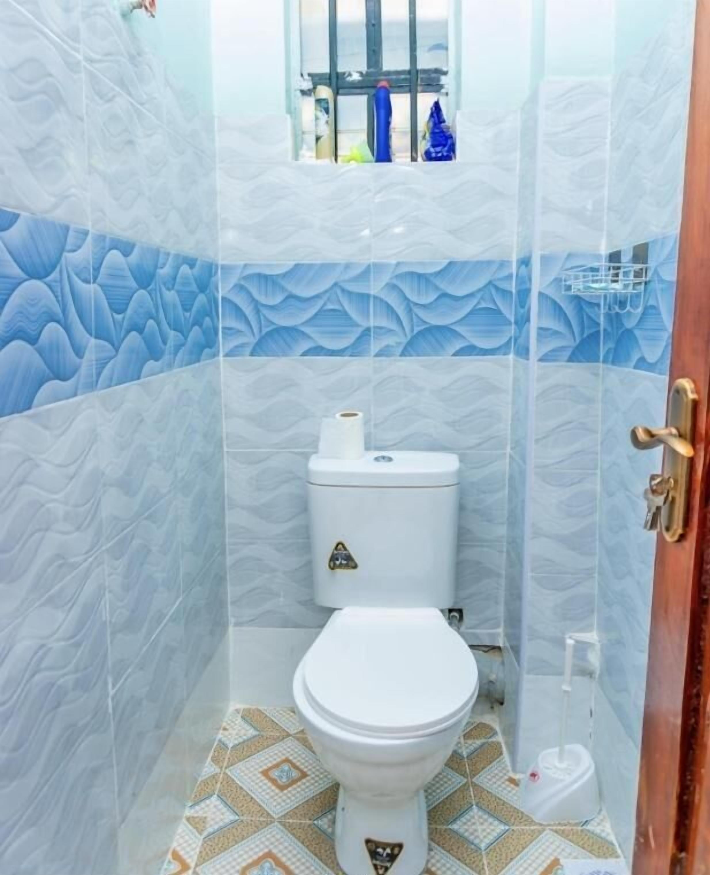 Departamento clásico | Baño | Regadera, amenidades de baño gratuitas, pantuflas, toallas 