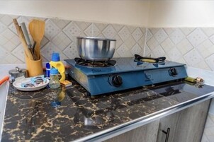 Refrigerador, microondas, utensilios de cocina