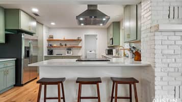 Jääkaappi, mikroaaltouuni, uuni, liesi