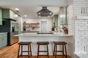 Kjøleskap, mikrobølgeovn, ovn og kokeplater