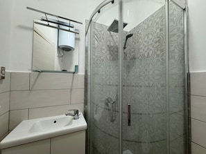 Eco-friendly toiletries, hair dryer, bidet, towels