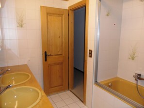 Bathroom - 2 Bedroom apartement *** - 1st floor – close to the Place Central, shops and bus stops – big sunny b (Verbier)