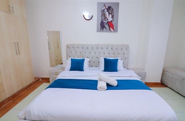 2 bedrooms, desk, iron/ironing board, free WiFi - Executive 2BR Near Garden City (Nairobi)
