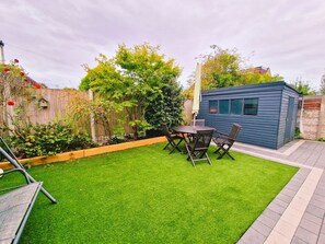 Outdoor dining - Luxurious Home in Chester, a Beautiful Sanctuary (Upton)