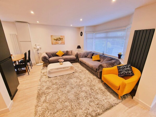 TV, offices - Luxurious Home in Chester, a Beautiful Sanctuary (Upton)