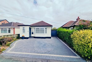 Exterior - Luxurious Home in Chester, a Beautiful Sanctuary (Upton)