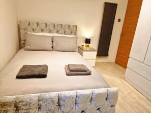 2 bedrooms, iron/ironing board, internet, bed sheets