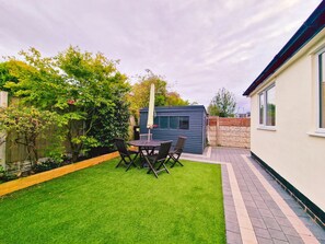 Outdoor dining - Luxurious Home in Chester, a Beautiful Sanctuary (Upton)