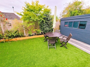 Outdoor dining - Luxurious Home in Chester, a Beautiful Sanctuary (Upton)