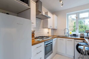 Réfrigérateur, four à micro-ondes, un four, surface de cuisson