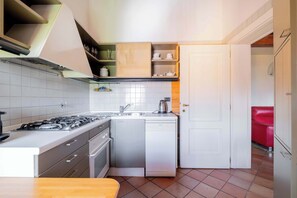 Réfrigérateur, un four, surface de cuisson, lave-vaisselle