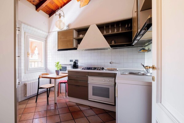 Réfrigérateur, un four, surface de cuisson, lave-vaisselle