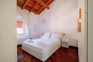 1 makuuhuone, työpöytä, silitysrauta/-lauta, Wi-Fi