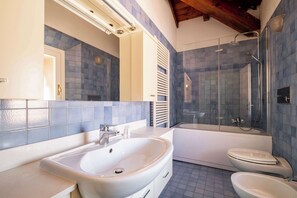 Een douche, een haardroger, handdoeken