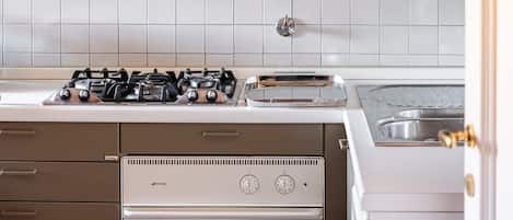 Coffee/tea maker, cookware/dishes/utensils