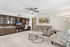 スマートテレビ、書庫、書斎 / ワークスペース