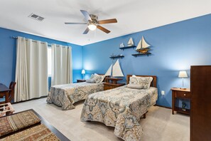 2 Schlafzimmer, Schreibtisch, Bügeleisen/Bügelbrett, Reisekinderbett