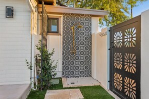Property grounds - Casa Camelback | 3BR+Bunkhouse | Heated Pool & Hot Tub (Scottsdale)