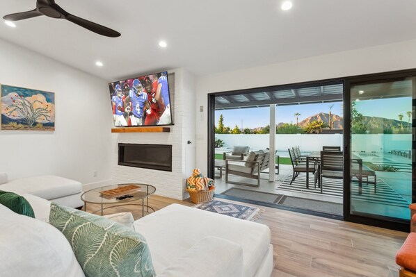 TV connectée, table de tennis de table, livres