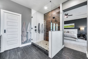 5 Schlafzimmer, Schreibtisch, Bügeleisen/Bügelbrett, Reisekinderbett