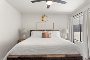 3 chambres, bureau, fer et planche à repasser, lit de bébé portatif