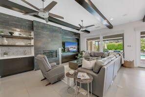 Smart TV, chimenea, videojuegos, mesa de ping pong