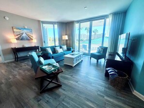 TV, books, offices - A Dose of Vitamin Sea (Destin)