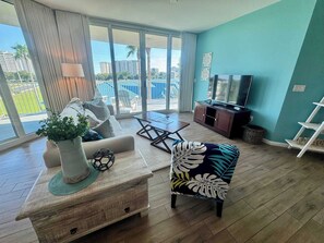 TV, offices - An Emerald Coast Escape (Destin)