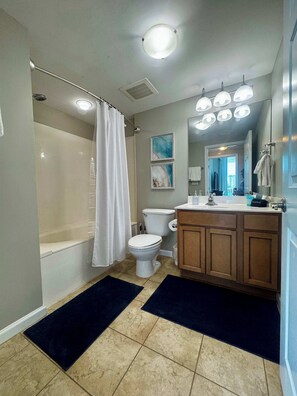 Suihku, hiustenkuivaaja, pyyhkeet