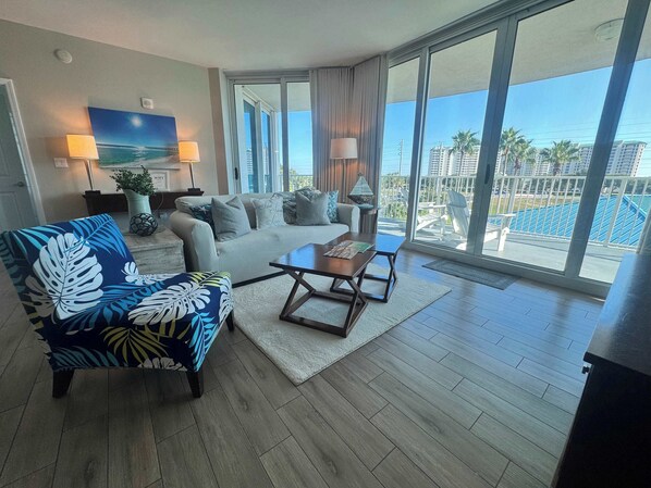 Televisión y oficina 