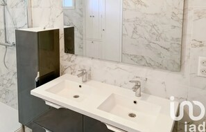 Een haardroger, handdoeken, zeep, toiletpapier