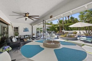 Outdoor dining - Desert Flamingo House (Palm Springs)