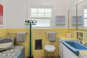 Shower, hair dryer, shampoo - Desert Flamingo House (Palm Springs)