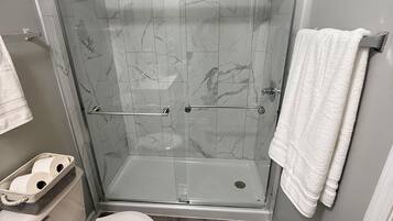 Dutxa, assecador de cabells i tovalloles