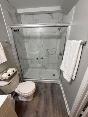 Dusche, Haartrockner, Handtücher