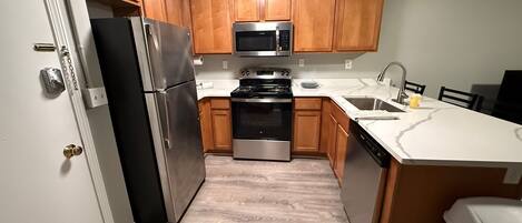 Frigorífico, microondas, horno y placa de cocina