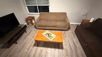 Een smart-tv en boeken